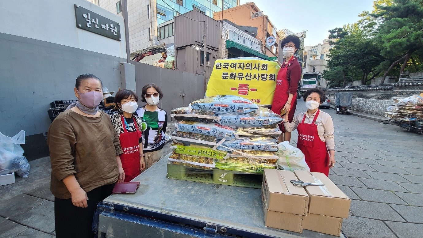 Fig. 1. On September 20, 2021, the Cultural Heritage Love Society of the KMWA visited Wongaksa Temple in Jongno-gu, Seoul and participated in rice donation and free meal service activities.