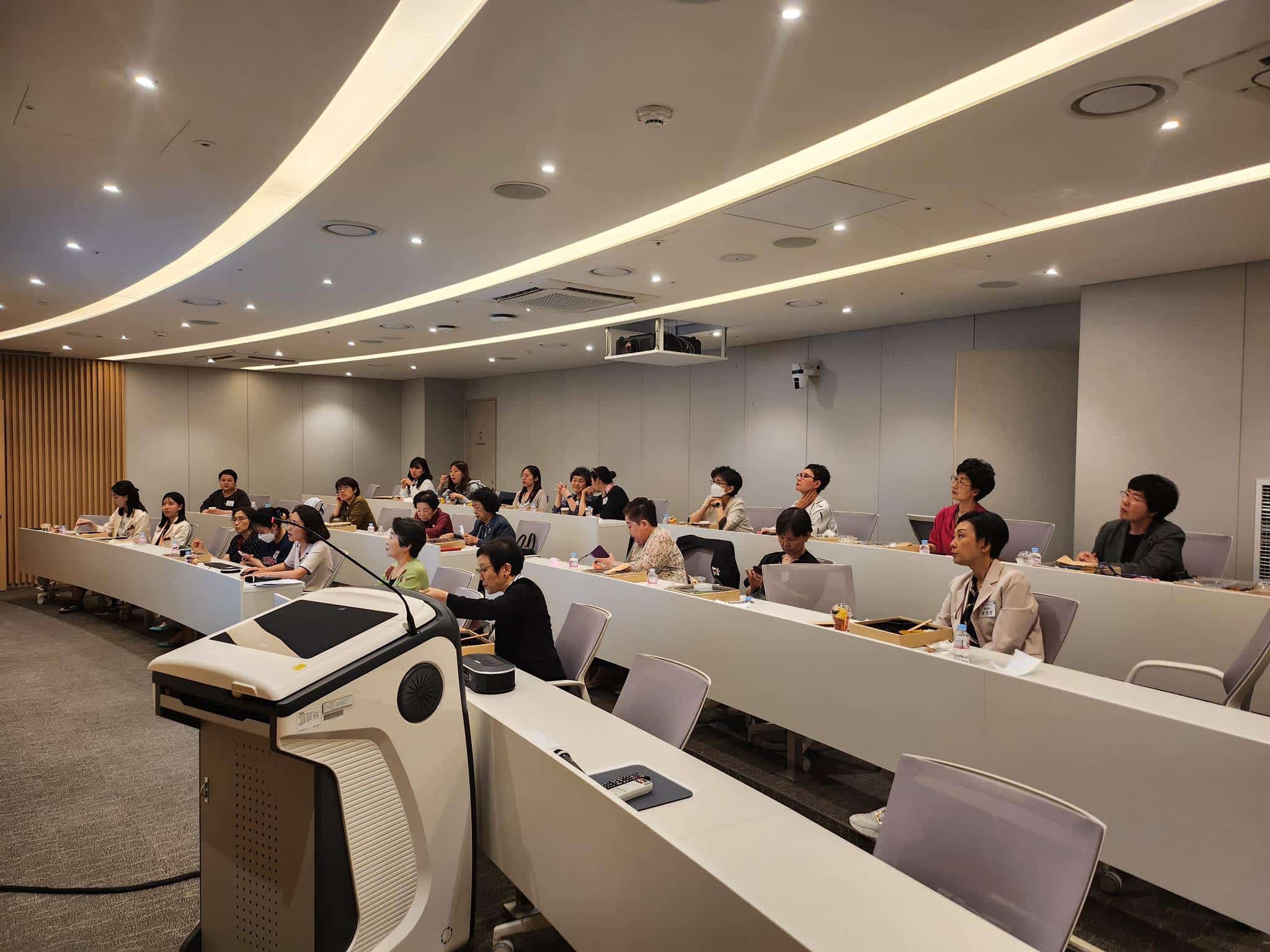 KMWA holds an online and offline Monthly Academic Symposium at Kangbuk Samsung Hospital